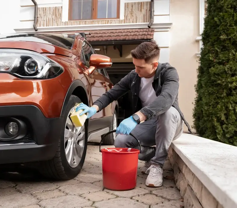 Lavage auto à domicile Saint-Julien-des-Chazes : professionnel intervenant sur un véhicule